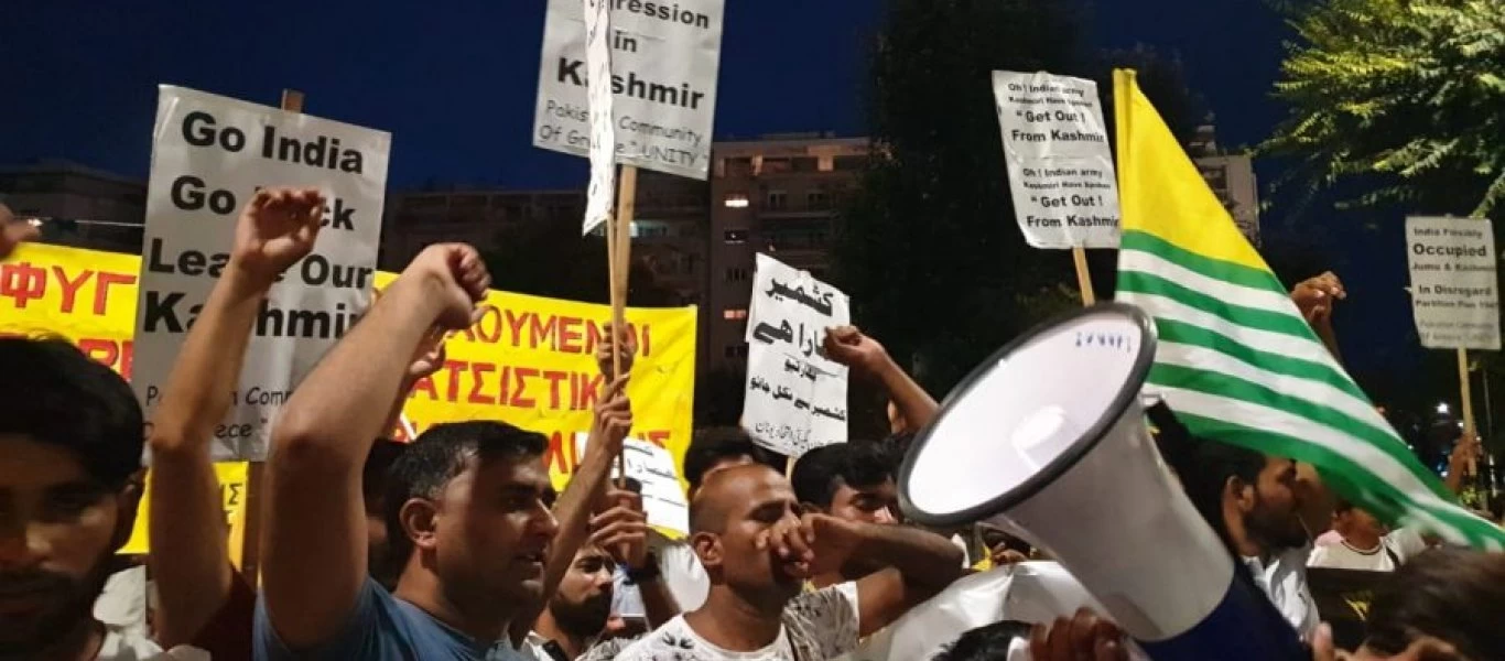 Τούρκοι: «Μπράβο στους αδερφούς μας Πακιστανούς που κυμάτισαν την ημισέληνο στην Αθήνα»!